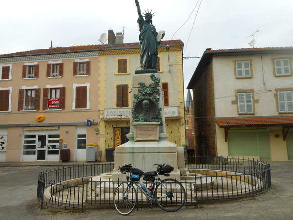 fichier 20181111_1512_001d156_route_roybon_replique_statue_liberte_velo_jpb-0.jpg