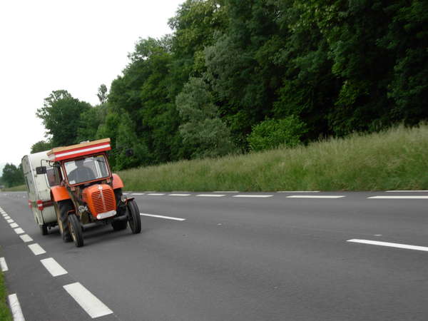 fichier 20080525_1619_004d925_route_autriche_st_jacques_compostelle_tracteur_caravanne_pollution-0.jpg