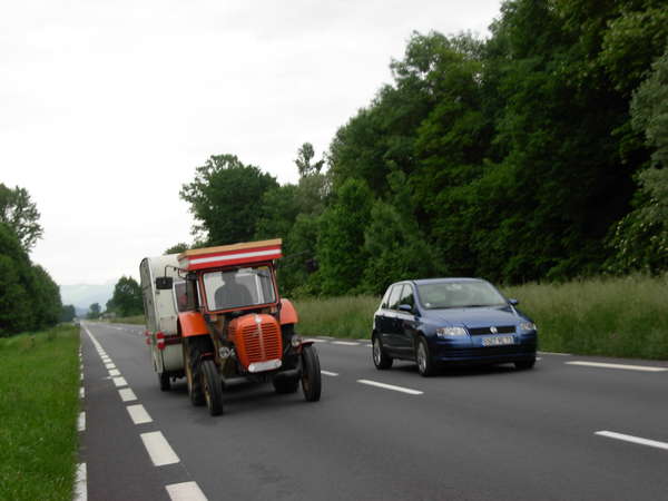 fichier 20080525_1619_005d925_route_autriche_st_jacques_compostelle_tracteur_caravanne_pollution-0.jpg