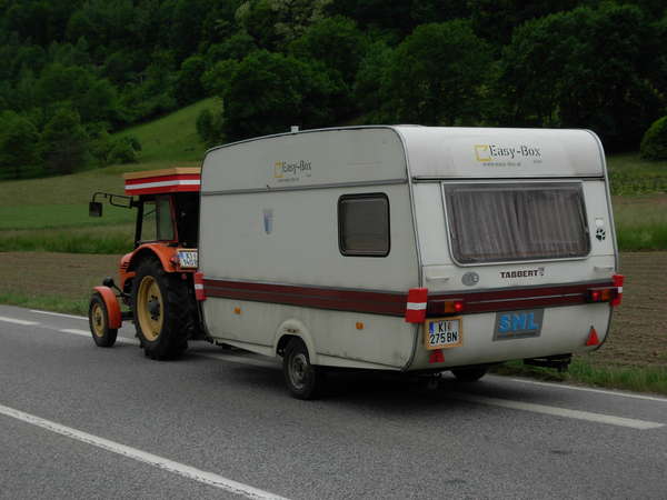 fichier 20080525_1639_d925_route_autriche_st_jacques_compostelle_tracteur_caravanne_pollution-0.jpg