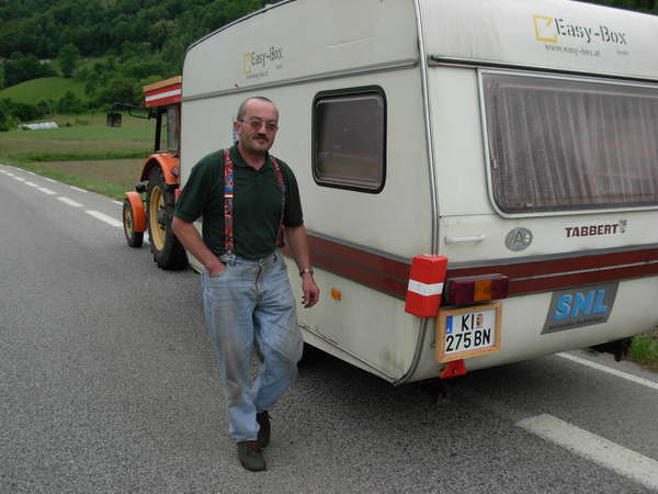 fichier 20080525_1641_001d925_route_autriche_st_jacques_compostelle_tracteur_caravanne_pollution-0.jpg
