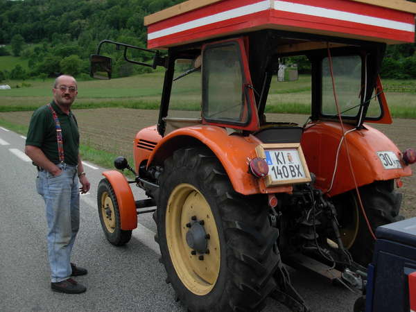 fichier 20080525_1641_003d925_route_autriche_st_jacques_compostelle_tracteur_caravanne_pollution-0.jpg