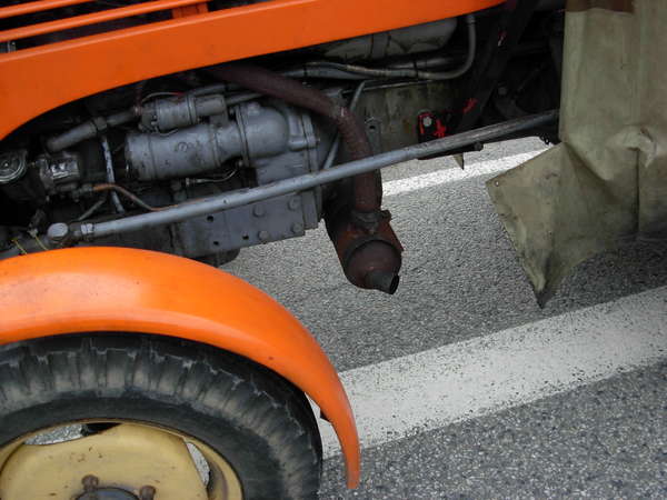 fichier 20080525_1641_004d925_route_autriche_st_jacques_compostelle_tracteur_caravanne_pollution-0.jpg