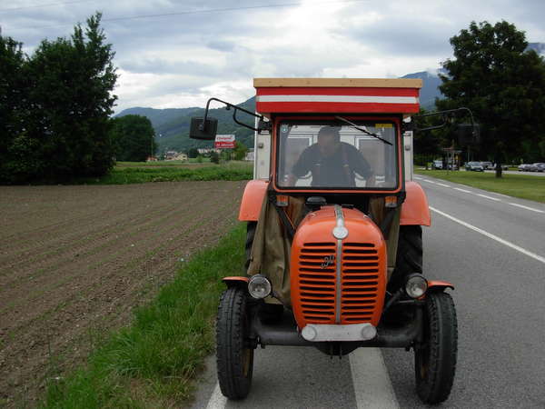 fichier 20080525_1642_001d925_route_autriche_st_jacques_compostelle_tracteur_caravanne_pollution-0.jpg