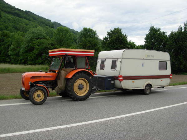 fichier 20080525_1642_002d925_route_autriche_st_jacques_compostelle_tracteur_caravanne_pollution-0.jpg