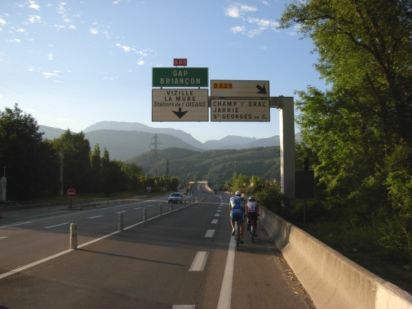 BRA 2009 - Qui le fait ? Des conseils ? - Page 2 20090712_0712_d1091_route_avant_autopont_panneau-g