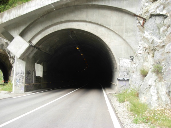 BRA 2009 - Qui le fait ? Des conseils ? - Page 2 20090712_0927_002d1091_route_tunnel_des_commeres_entree-g